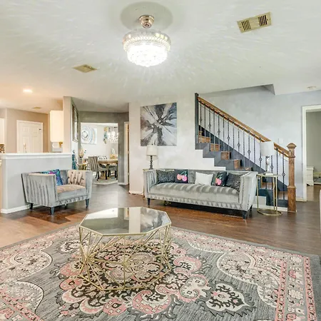 Spacious House With Gas Grill And Gas Fireplace!